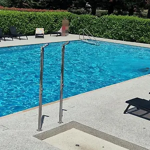 Dans Résidence Privée De Standing Au Bord De Francia